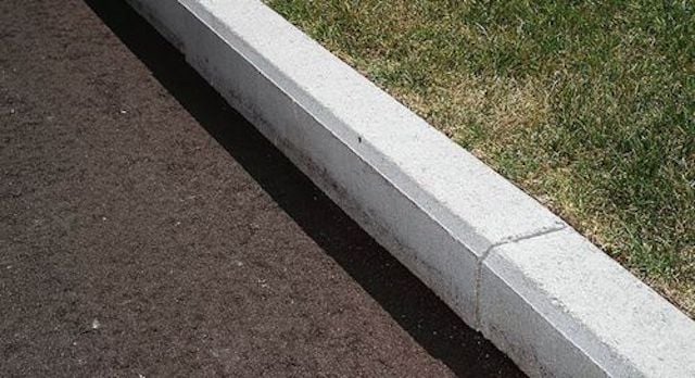 Barrier curb